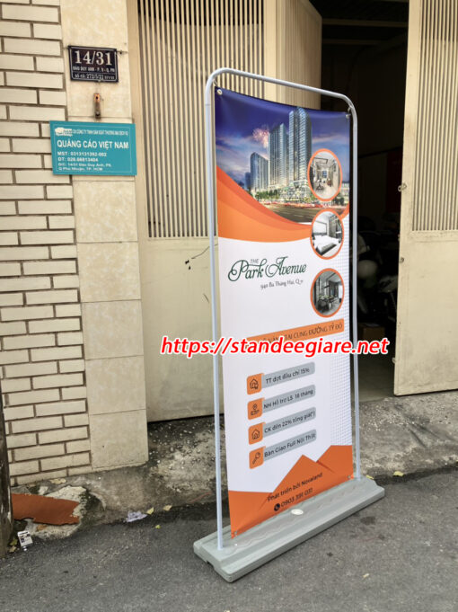 standee kiểu cửa đế nước