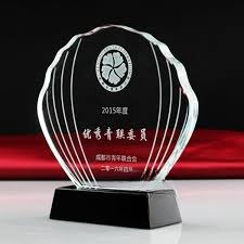 Kỷ niệm chương pha lê hình vỏ sò biểu trưng cho sự trân quý.