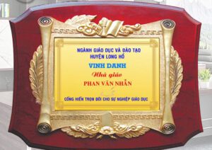 Kỷ niệm chương vì sự nghiệp giáo dục tôn vinh cống hiến thầy cô.