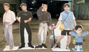 Standee hình người là mô hình quảng cáo được cắt theo dáng người thật.