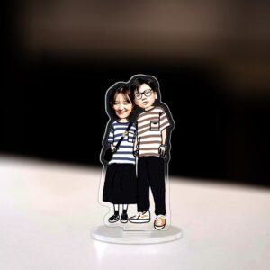 Standee mica để bàn hình người nổi bật, thu hút mọi ánh nhìn.