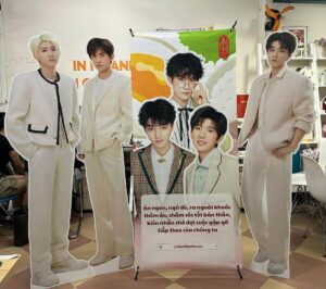Standee hình người được dùng phổ biến trong quảng cáo, sự kiện và trang trí không gian.